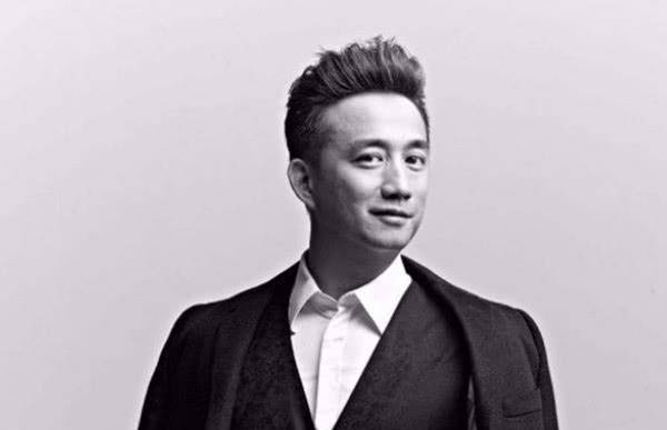 多多黄磊最新近照，时光中的优雅与活力