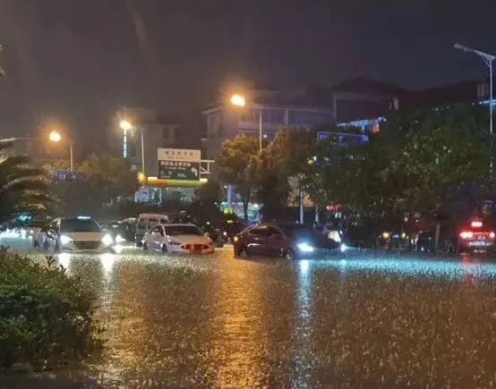 长沙暴雨最新照片，城市与水的故事